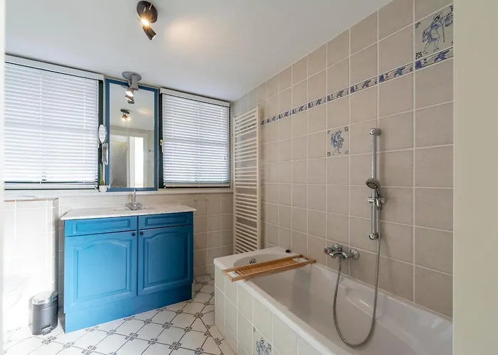 Dutch Hideaway W Parking