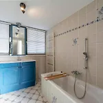 Dutch Hideaway W Parking